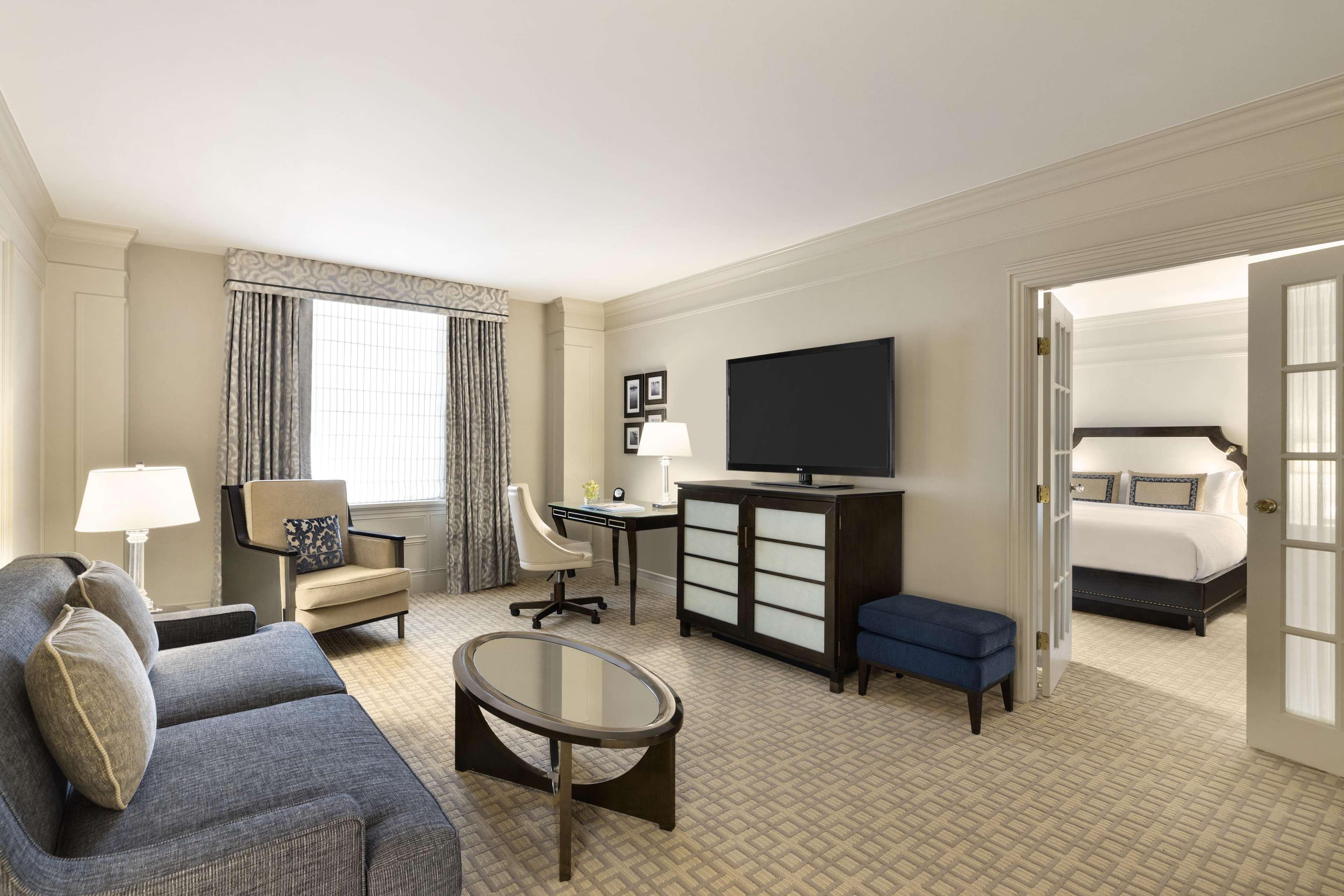 Fairmont Hotel Vancouver Dış mekan fotoğraf A suite at the Waldorf Astoria Washington DC