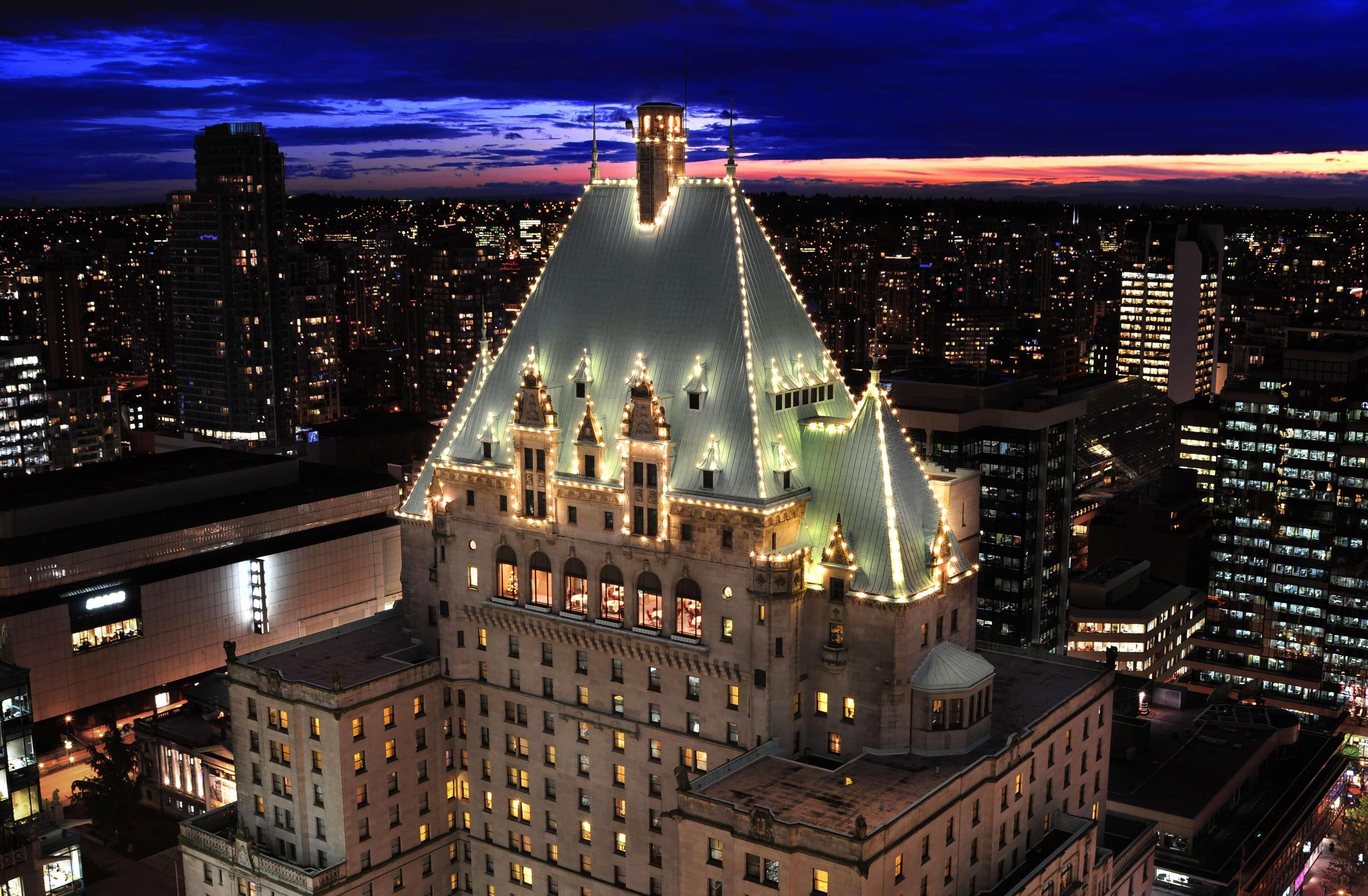 Fairmont Hotel Vancouver Dış mekan fotoğraf The top of the CN Tower at night