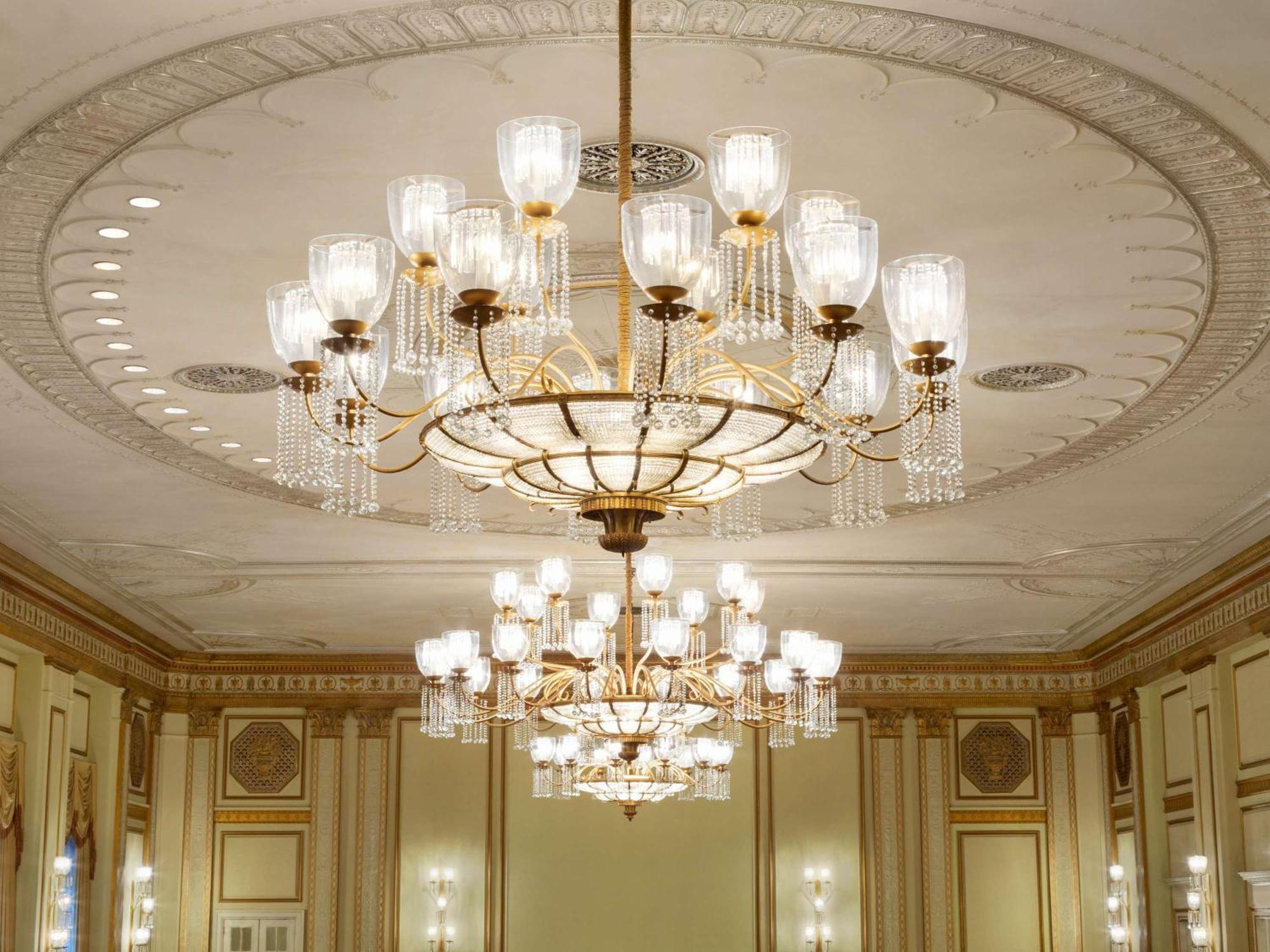 Fairmont Hotel Vancouver Dış mekan fotoğraf A chandelier